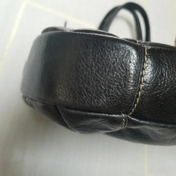 Tod's Black Leather Heart Shoulder Bag - Picture 6 of 12